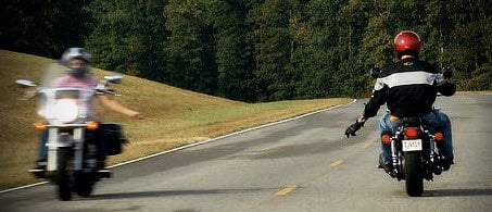 motorrijders zwaaien naar elkaar